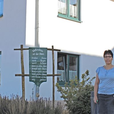 Frau Kirsten Ueckermann vor dem DRK Wohnheim "Kaktus" f&uuml;r Menschen mit seelischer Behinderung in Gr&ouml;ningen