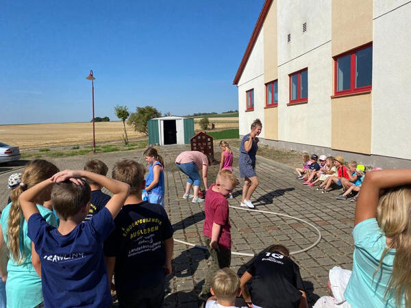 Besuch der Kindertagesstätte in der Feuerwehr Ausleben