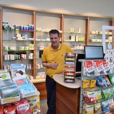 Apotheker Marc-Florian Witsch hat 2010 die Hamersleber Adler-Apotheke &uuml;bernommen und sichert seither die Medikamentenversorgung des n&ouml;rdlichen Teils der Verbandsgemeinde Westliche B&ouml;rde und des nord-westlichen Teils der Verbandsgemeinde Obere Aller