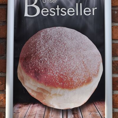 Wie schon ein Werbeschild an der Hauswand mitteilt, ist der mit Zucker bestreute und Pflaumenmus gefüllte Pfannkuchen ein Bestseller der Hamersleber Bäckerei Rudloff