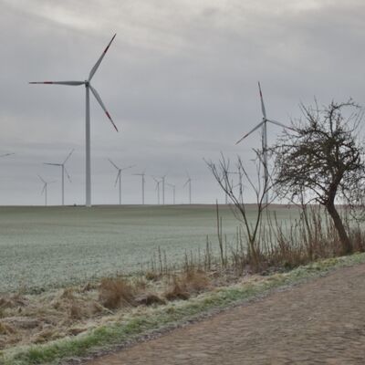 Im Zuge des Gröninger Windparks oberhalb des Hederslebener Weges haben die Betreiber Hans-Jörg Cunow und Heiner Danzmann im Jahr 2012 die Bürgerstiftung Gröningen gegründet, die jährlich kulturell-soziale Projekte fördert