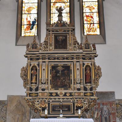 Der mehrgeschssige Altar der Grninger Martini-Kirche ist unter anderem mit reichlich Ornamenten ausgestattet und hat im Mittelteil zwischen doppelten Sulenstellungen ein Kreuzigungsbild.