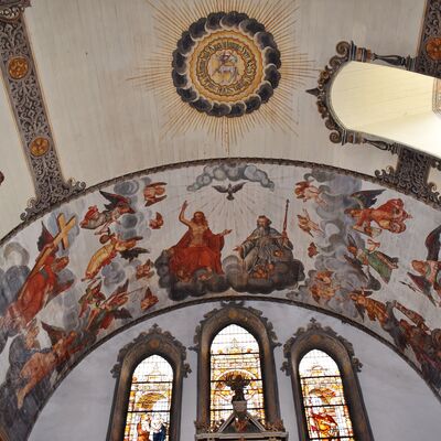 Die Deckenmalereien der Martini-Kirche in Gröningen sind Motive aus dem Alten und Neuen Testament sowie Kopien, die Anfang des 20. Jahrhunderts beim Neubau des Kirchenschiffes aus dem Vorgängergebäude kopiert worden sind. 