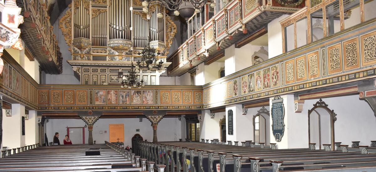 Vom Altarraum der Gröninger Kirche Sankt Martini aus ist nicht nur im Hintergrund die 1707 gebaute Orgel zu sehen, sondern unter anderem auch die mehretagigen Emporen und Logen.