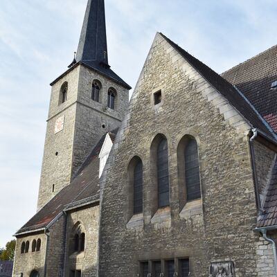 Blick auf die Südseite der Kirche Sankt Martini Gröningen.