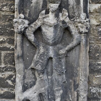 Dieser Grabstein eines im 15. Jahrhundert verstorbenen unbekannten Geistlichen, befindet sich an der Südseite der Gröninger Kirche Sankt Martini.