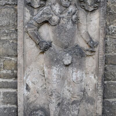 An der Ostseite der Kirche Sankt Martini Gröningen erinnert dieser Grabstein an Bernd von Hagen, der auch Geist genannt wurde und während des 30-jährigen Krieges eine Zeit Amtshauptmann des Gröninger Schlosses war.