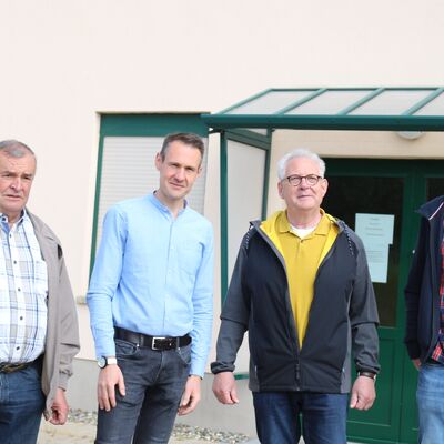 Begehung der Sporthalle Gr&ouml;ningen w&auml;hrend der Arbeiten zur Installation einer PV-Anlage mit Speichersystem