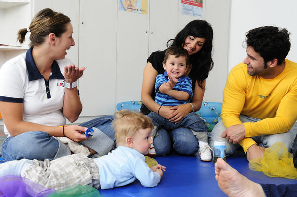 Eltern und Kleinkinder im Eltern-Kind-Kurs