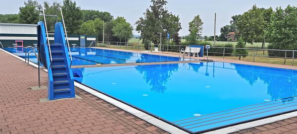 Freibad Großalsleben - neue Rutsche in Betrieb genommen