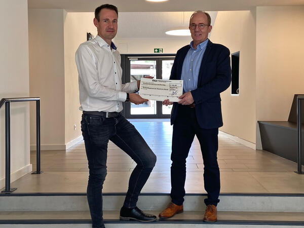 Scheckübergabe ÖSA Agentur Jörg-Uwe Neubauer an Verbandsgemeindebürgermeister Fabian Stankewitz