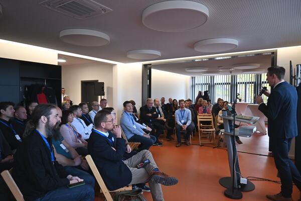 Begrüßung Verbandsgemeindebürgermeister Fabian Stankewitz zum Unternehmerfrühstück im CoWorking Freiraum