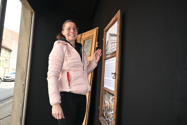 Corinna Böhm vom KirchplatzVier e.V. gestaltet die Ausstellung