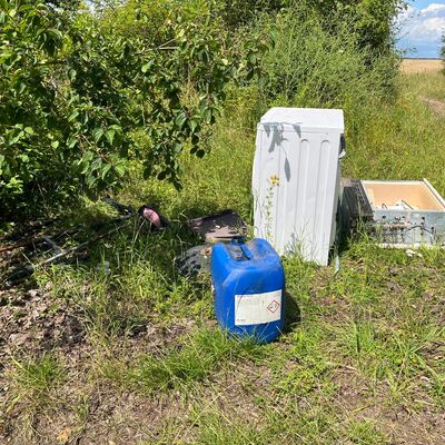 M&uuml;llentsorgung neben dem Friedhof in Neuwegersleben
