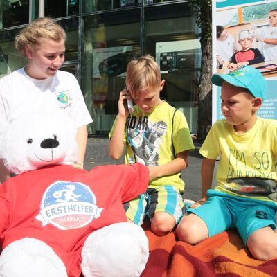 Aktion des DRK am Welt-Erste-Hilfe-Tag in Berlin - Kinder &uuml;ben Erste Hilfe mit Teddy beim DRK