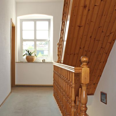 Helles Treppenhaus in der Pension Weies Ross in Kroppenstedt