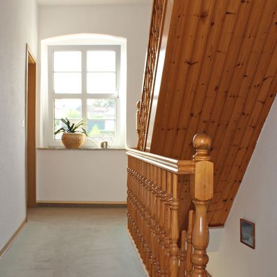 Helles Treppenhaus in der Pension Weißes Ross in Kroppenstedt