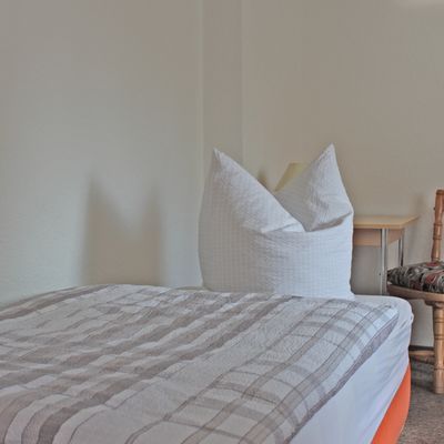modernes Einbettzimmer, z.B. als Arbeiterzimmer mit und ohne Frhstck