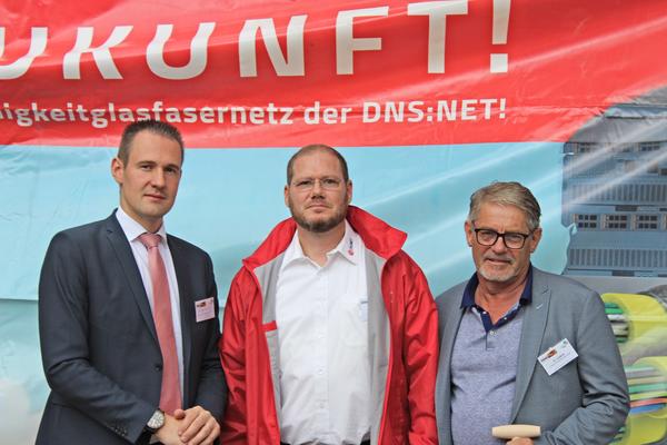 Fabian Stankewitz (Verbandsgemeindebürgermeister), Jens Strahlendorff (Vertrieb DNS:net) und Stefan Lüders (Lüders Dienstleistungen Soltau GmbH)