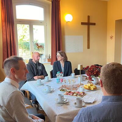 gemeinsames Gespräch im Pfarrhaus Gröningen mit dem Verein KirchplatzVier e.V.