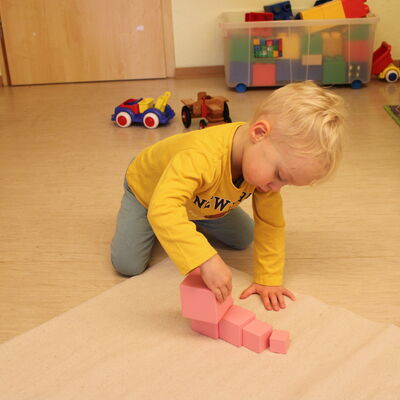 der rosa Turm von Maria Montessori in der Kita Krottorf