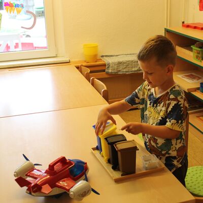 Lerntablett nach Maria Montessori in der Kita Krottorf