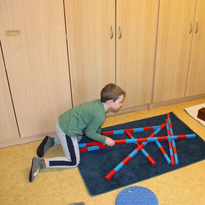 numerischen Stangen nach Maria Montessori in der Kita Krottorf