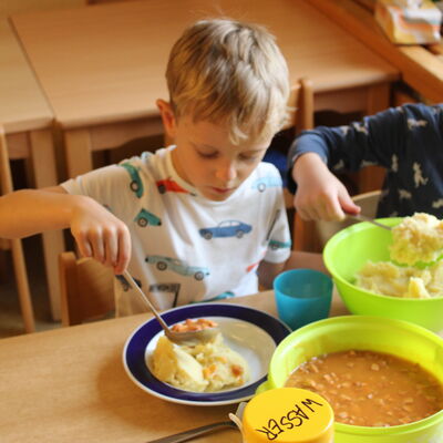 Unser Mittag steht wie in der Familie auf dem Tisch - jeder bedient sich nach seinem Wunsch