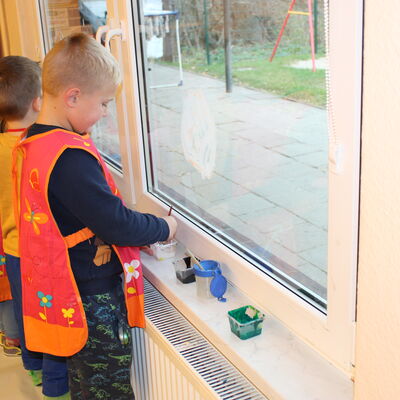 Unsere Fenster werden in den Jahreszeiten unterschiedlich von unseren Kindern bemalt