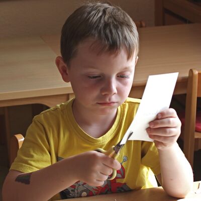 Basteln hilft unseren Kinder bei der Entwicklung der Motorik