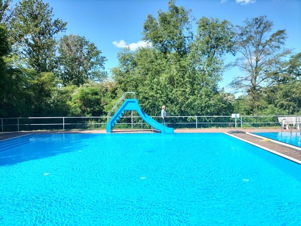 Freibad Großalsleben startet pünktlich in die Badesaison - trotz kühler Temperaturen bereits Besucher
