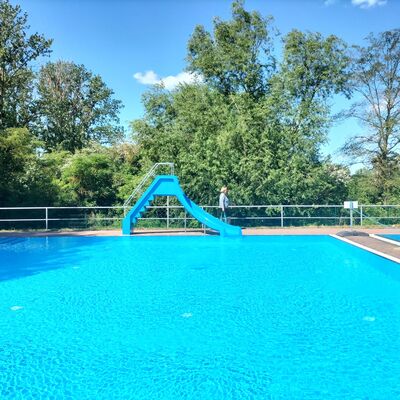 Freibad Gro&szlig;alsleben startet p&uuml;nktlich in die Badesaison - trotz k&uuml;hler Temperaturen bereits Besucher