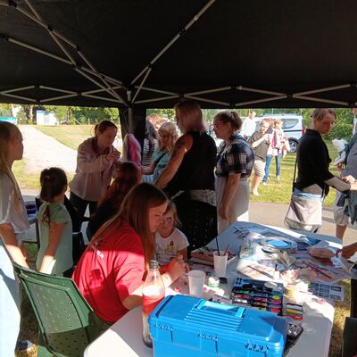 Buntes Lichterfest der Kinder in Kroppenstedt begeistert Familien - MGH Kroppenstedt