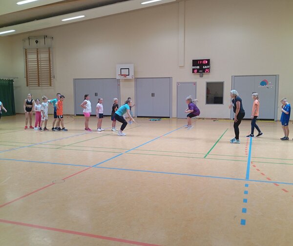 Trainerin Anika begleitet Kinder beim Skipping Hearts Workshop