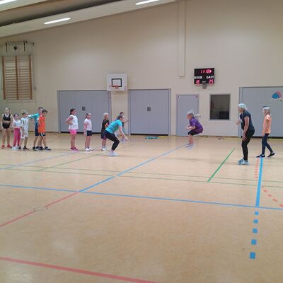 Trainerin Anika begleitet Kinder beim Skipping Hearts Workshop