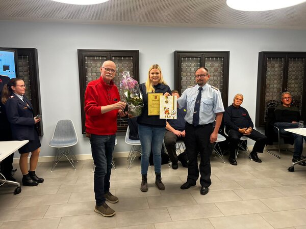 der stellvertretende Bürgermeister Herr Öhli und der Gemeindewehrleiter Herr Marquardt ehren Linda Ertmer (Mitte)