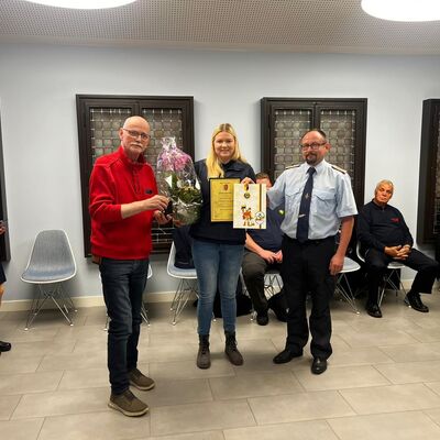 der stellvertretende Bürgermeister Herr Öhli und der Gemeindewehrleiter Herr Marquardt ehren Linda Ertmer (Mitte)