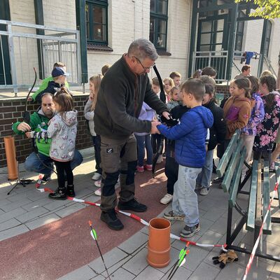 Bogenschießen wie die Großen - der Schützenverein Gröningen zu Gast im Hort der Kita »Bodespatzen«