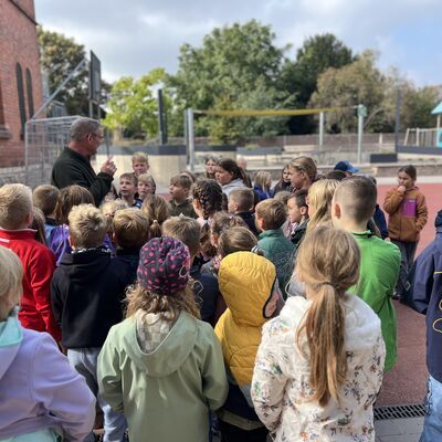 Bogenschießen wie die Großen - der Schützenverein Gröningen zu Gast im Hort der Kita »Bodespatzen«