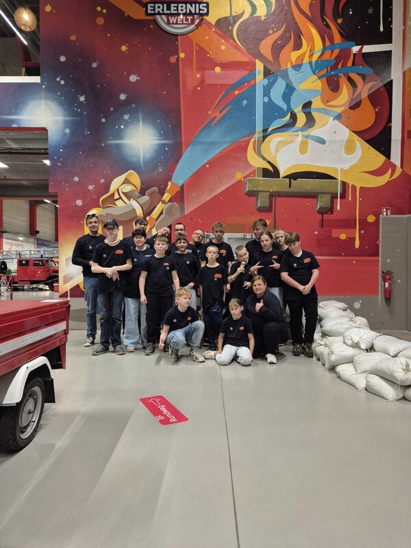 Gruppenbild der JF AGG in der Feuerwehr-Erlebniswelt