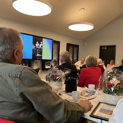 Gemeinsame Kaffeerunde der ausgezeichneten Musikerinnen und Musiker