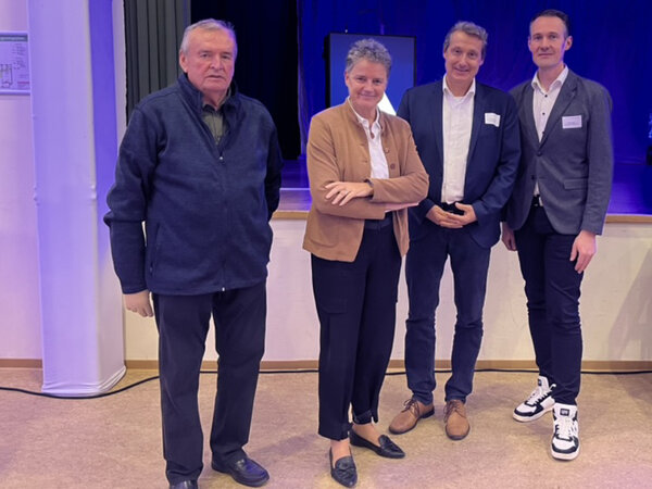 Dr. Lydia Hüskens überreicht beim Stadtumbau-Award symbolisch die Fördermittel an Gröningens Bürgermeister Ernst Brunner und Verbandsgemeindebürgermeister Fabian Stankewitz. Unterstützt wurde der Moment durch Maik Grawenhoff