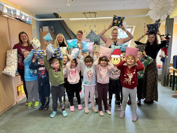 Gruppenfoto des Nähprojekts in der Kita »Bodespatzen«