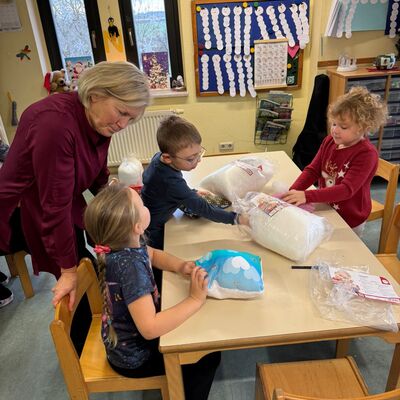 Heike Friebertsh&auml;user begleitet die Kinder beim F&uuml;llen der Kissen