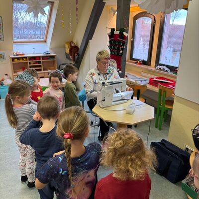 N&auml;harbeit mit Nora an der Maschine