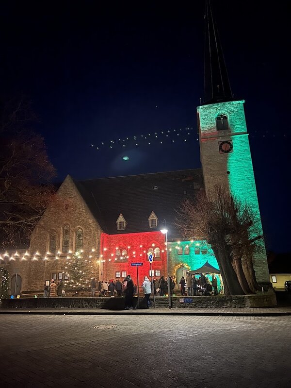 Festlich erleuchtete St. Martini Kirche in Gröningen