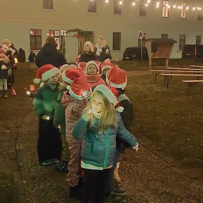 Kinder der Kita Bodespatzen vor ihrem Lichtereinzug in die St. Martini Kirche