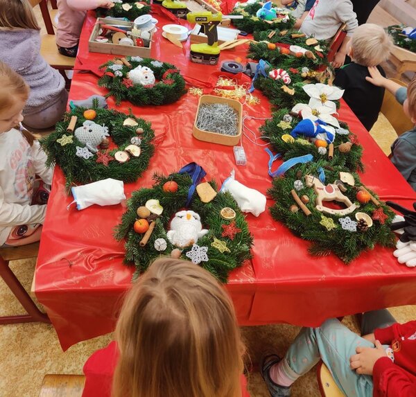 Adventskr&auml;nze in der Kita &raquo;Spatzennest&laquo;