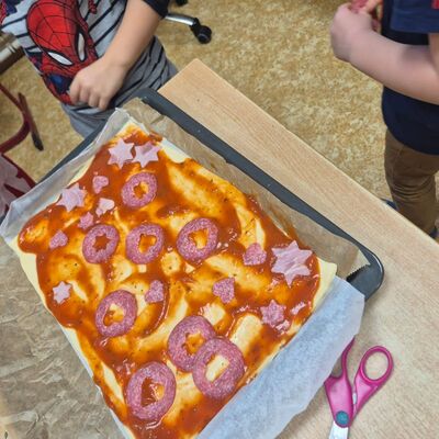 Gemeinsames Pizza backen in der Adventszeit