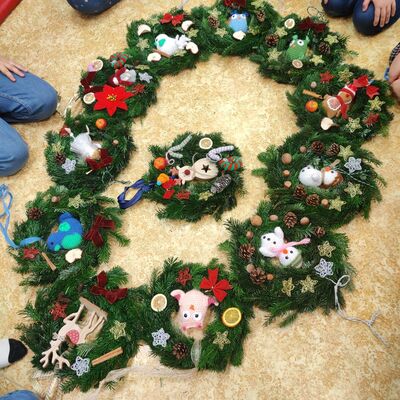 Selbstgebundene Adventskr&auml;nze aus der Kita